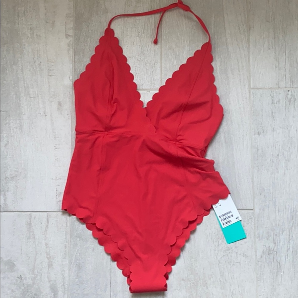 👙Women’s size 6 HM red scallop bathing suit ❤️